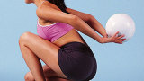 Gambe e braccia toniche con la palla