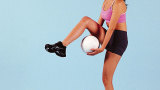 Gambe e braccia toniche con la palla