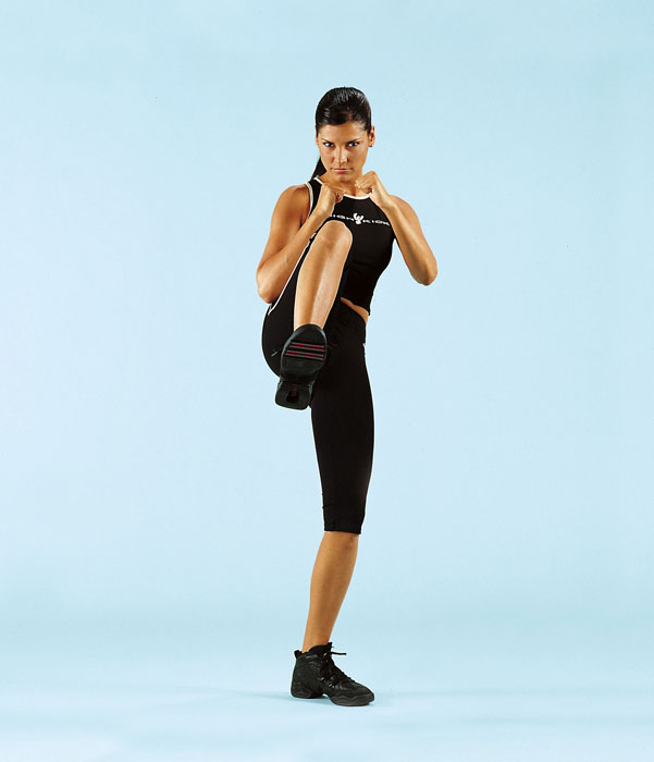 Pancia piatta con la kick boxing