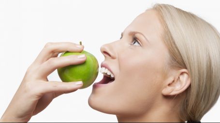 Donna mangia mela
