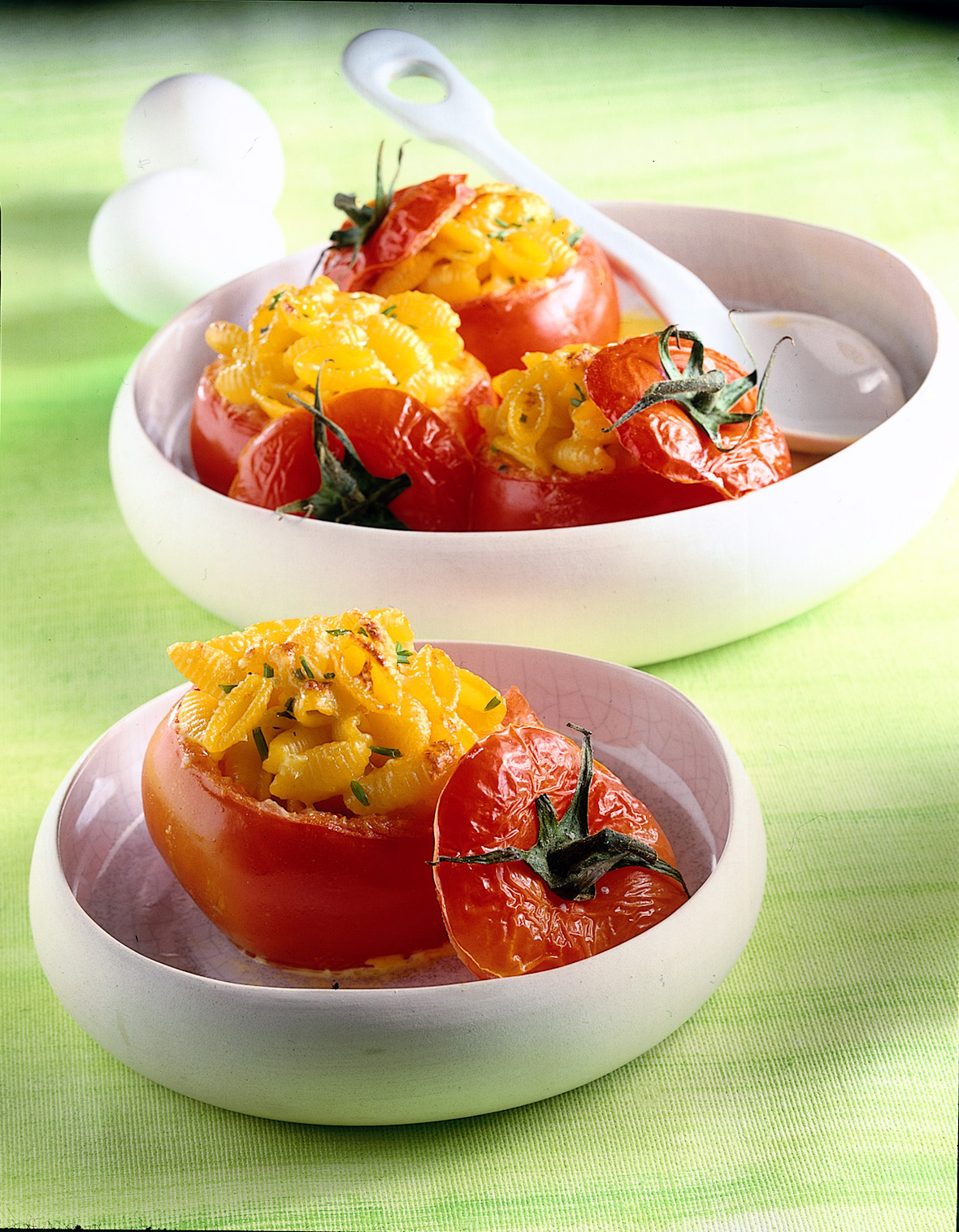 Gusci di pomodori ripieni di pasta