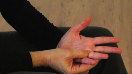 Video: Automassaggio della mano contro il raffreddore