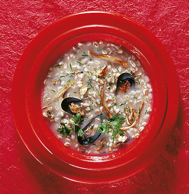 Zuppa di farro con funghi e cozze