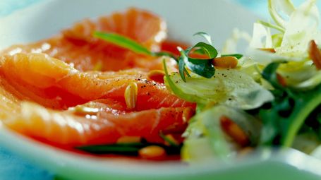 Carpaccio di salmone con puntarelle Starbene