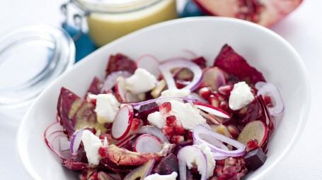 Insalata in rosso con caprino Starbene immagine