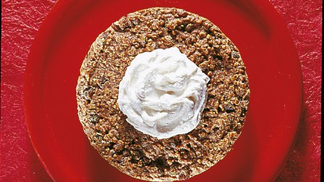 Pudding di frutta secca guarnito con crema chantilly Starbene