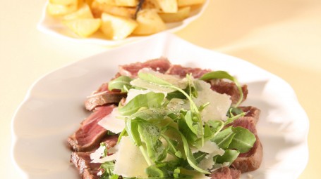 Tagliata con rucola e grana Starbene