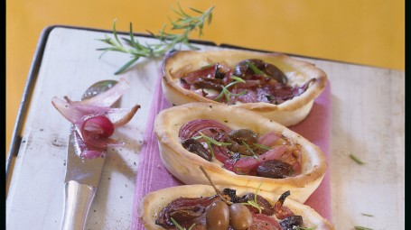 Tartellette con cipolle e olive Starbene