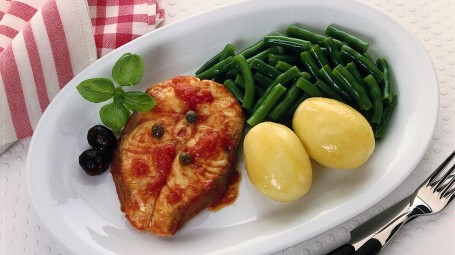 Trancio di palombo al pomodoro con verdure cotte Starbene
