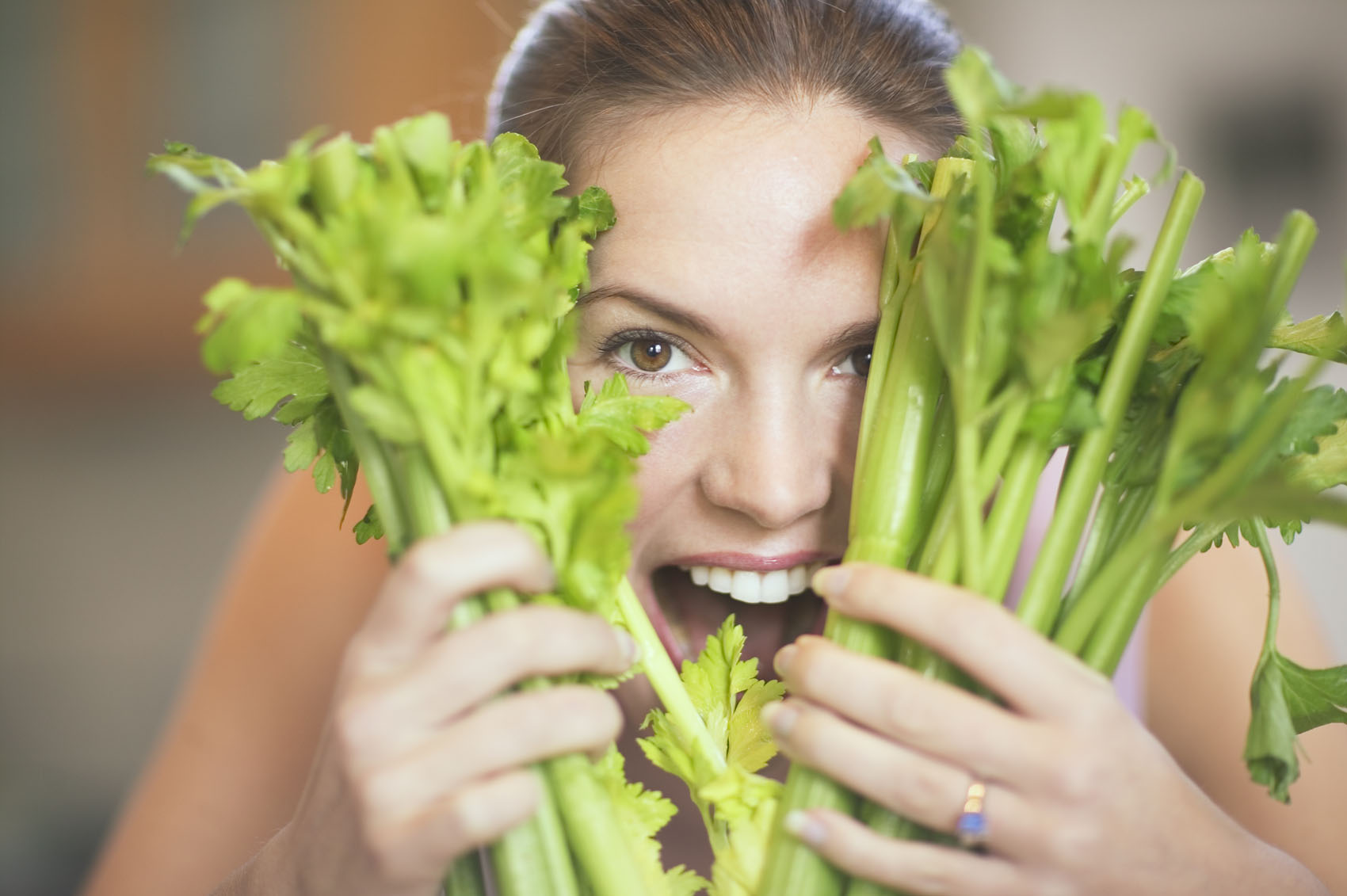 сельдерей девушка. аджамода (сельдерей пахучий). сельдерей для потенции. мужчина с овощами. живой сельдерей.