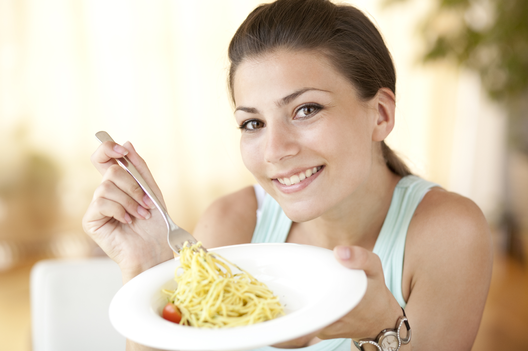 Можно ли принимать женщину. Девушка ест макароны. Женщина ест. Женщина ест спагетти. Еда на женщине.