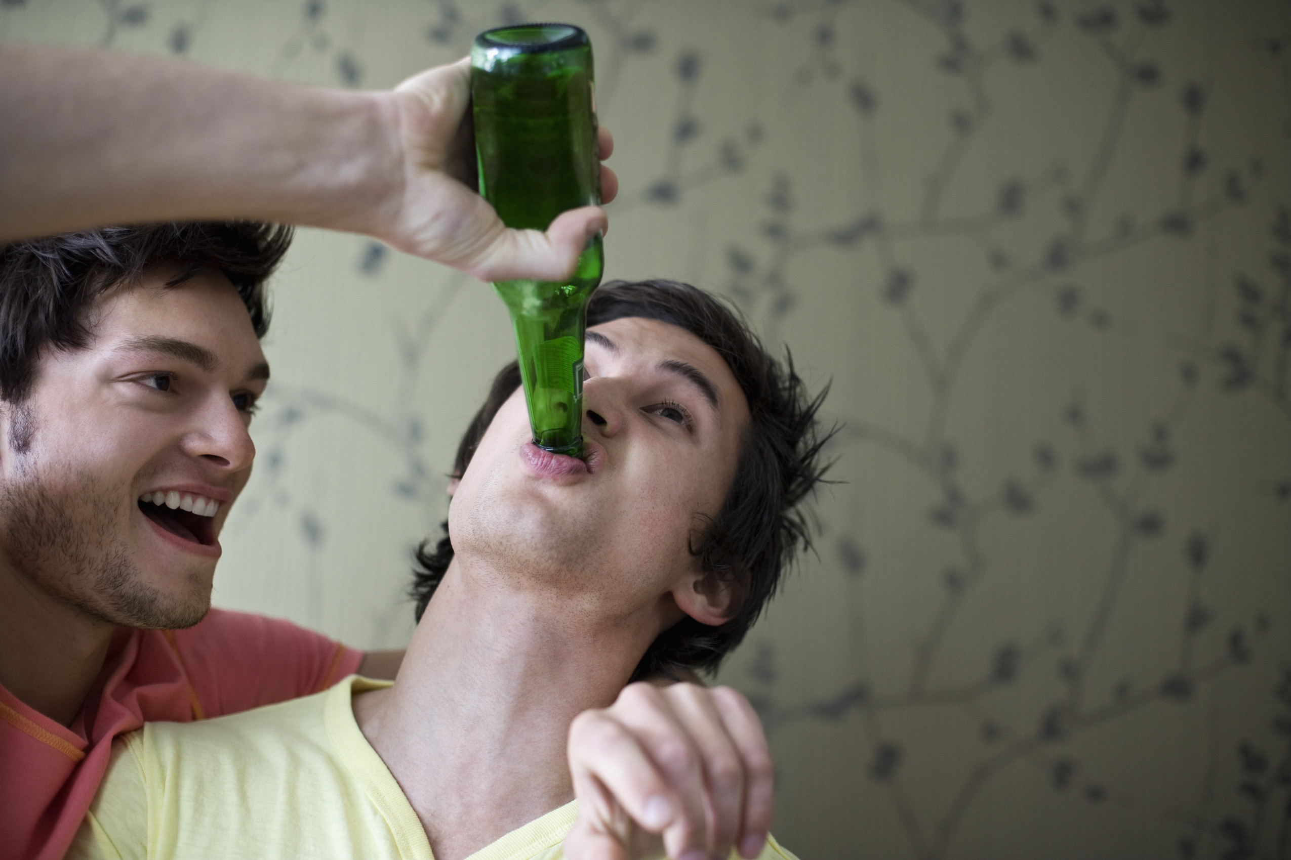 Alcol: vietato in adolescenza Alcol: vietato in adolescenza