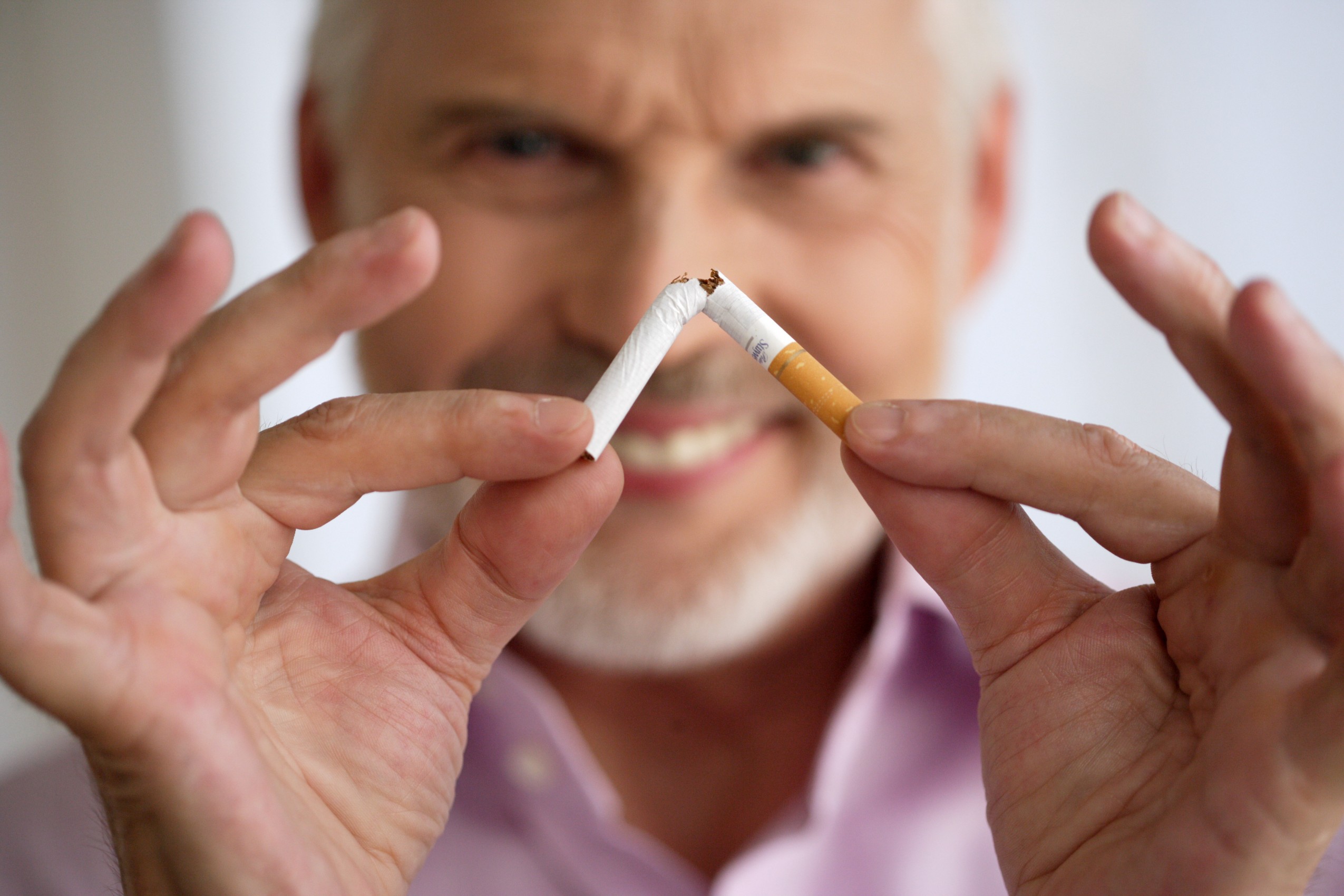 Парень бросил курить. Отказ от курения. Вредные привычки у пожилых. Откажитесь от курения. Курение пожилых.
