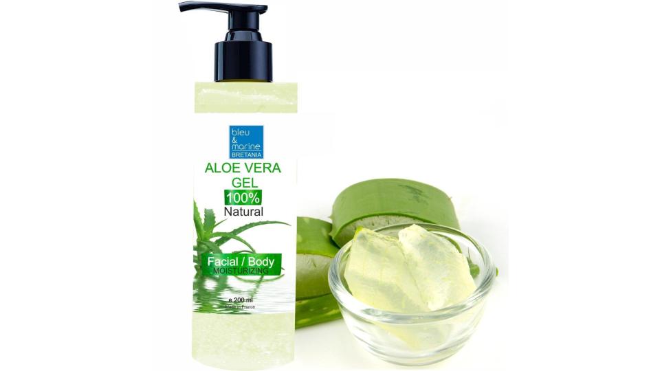 gel di aloe vera sul viso