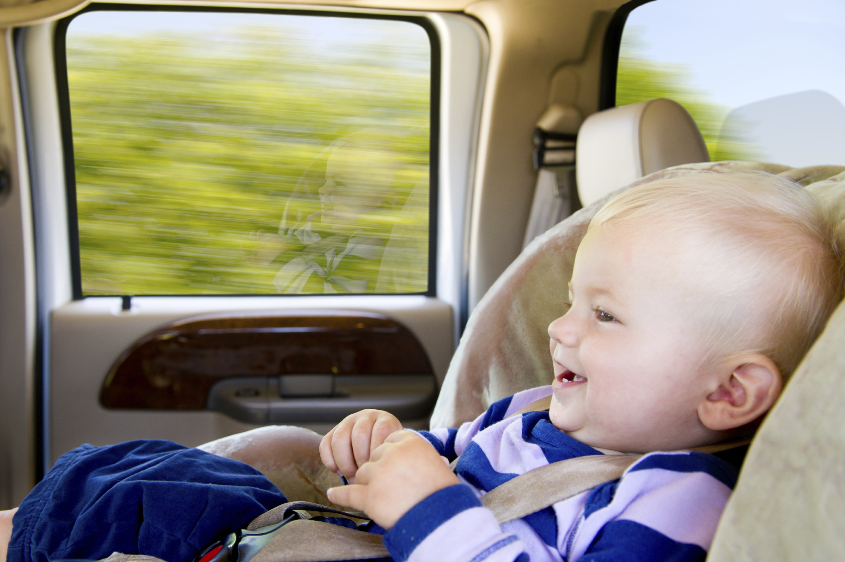 Включи дети и водители. Путешествие с маленьким ребенком. Поездки на машине с маленьким ребёнком. Малыш на дороге. Машина для детей.
