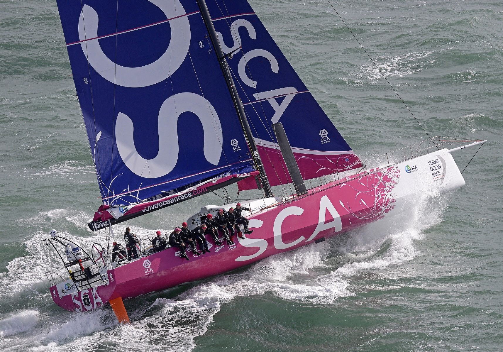 In barca a vela con un team tutto al femminile In barca a vela con un team tutto al femminile