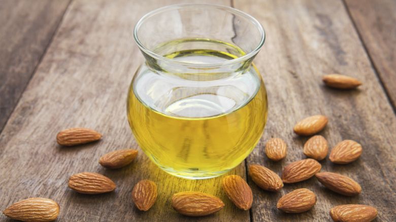 Capelli sani e lucenti con l’olio fai da te Capelli sani e lucenti con l’olio fai da te