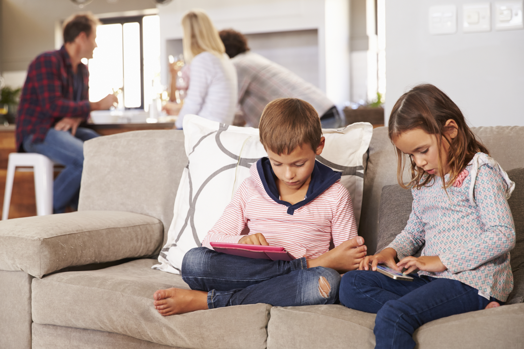 Smartphone: ragazzi e bambini a rischio gobba Smartphone: ragazzi e bambini a rischio gobba