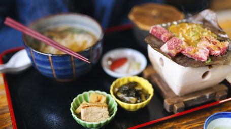 Dieta e longevità: cosa dice uno studio giapponese su grassi e carboidrati