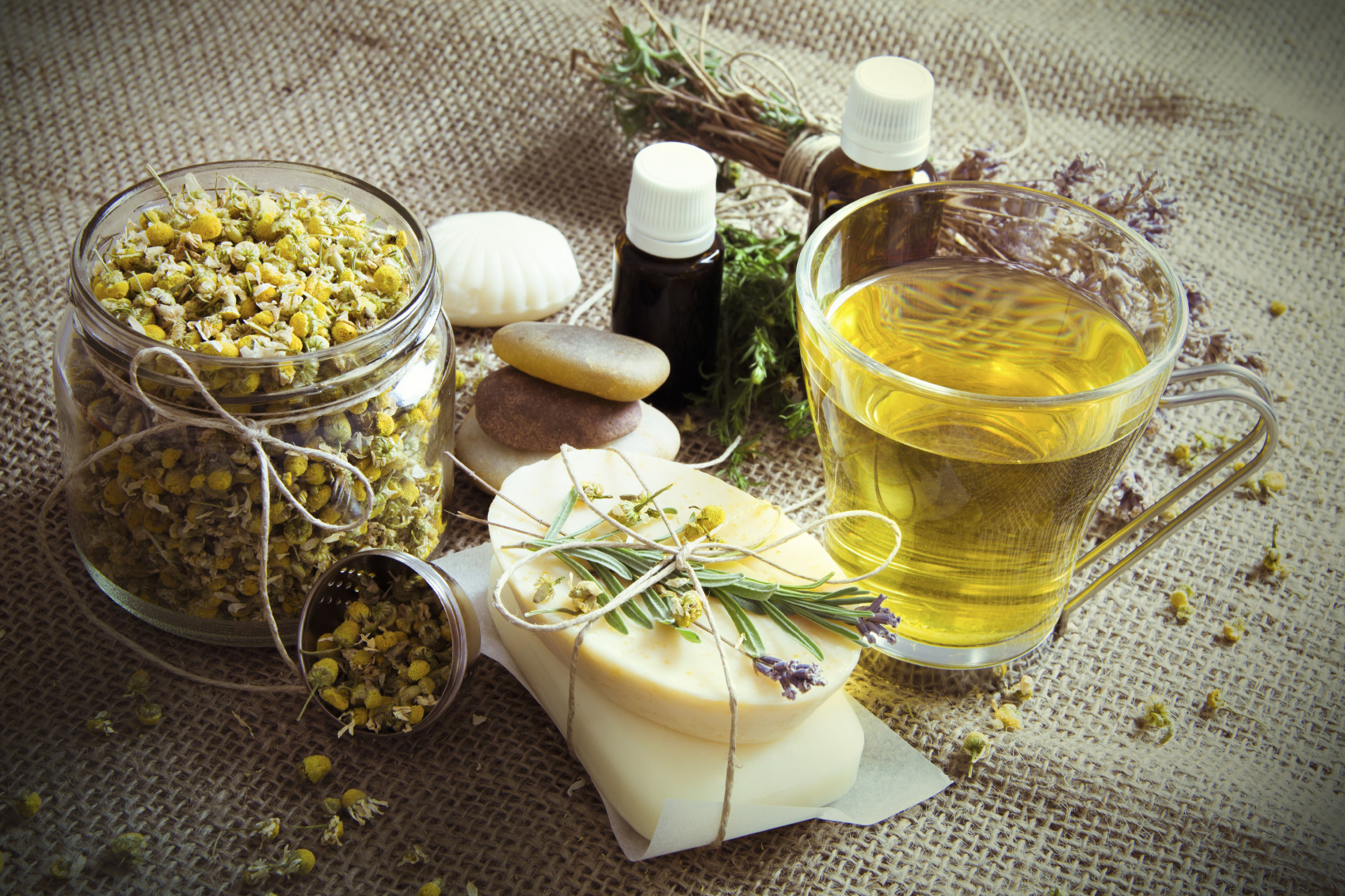 Lavanda e camomilla per un formidabile olio antiage Lavanda e camomilla per un formidabile olio antiage