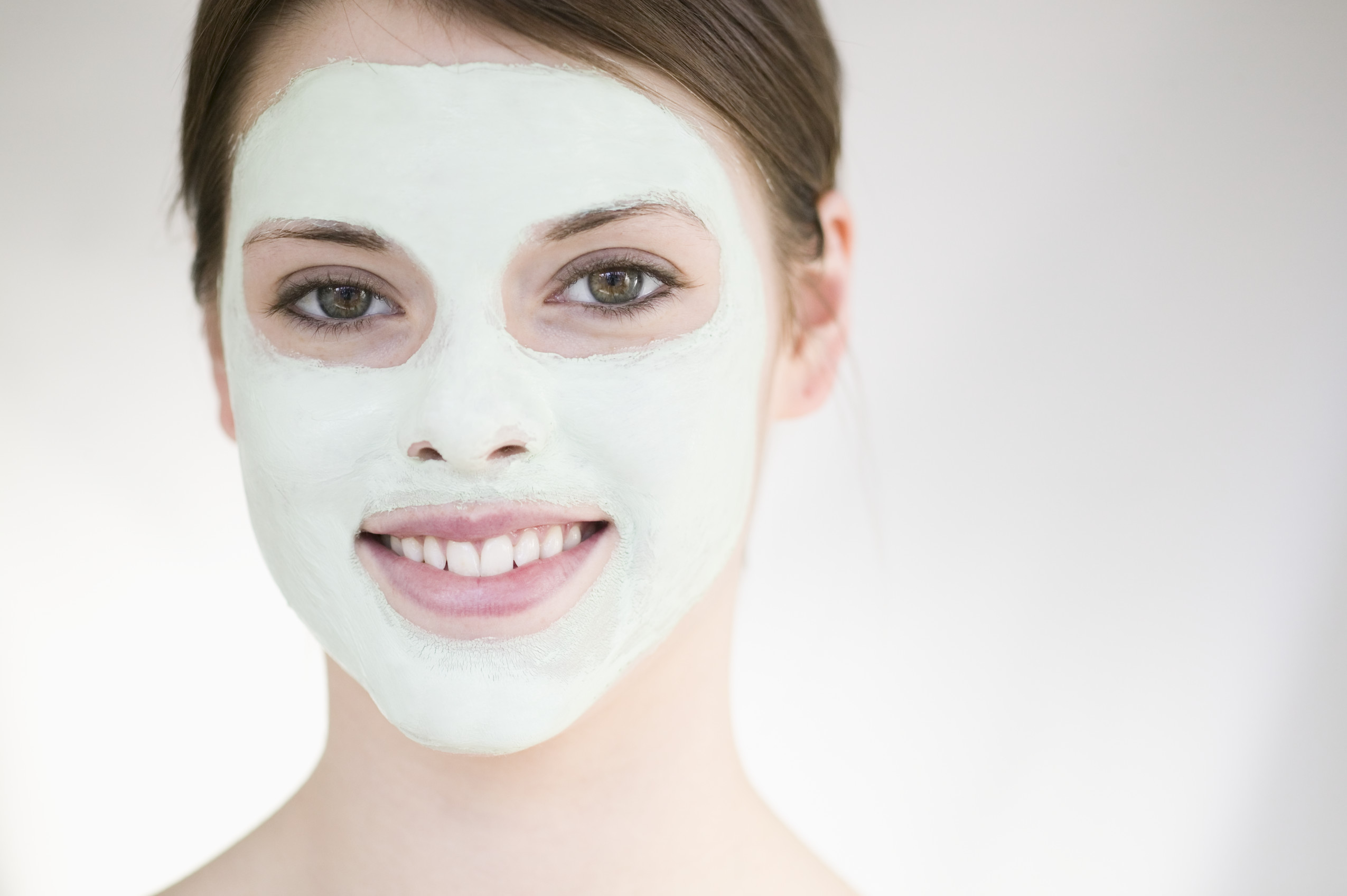 Омолаживающие маски для кожи лица. Лицо с глиняной белой маской на лице. Маска для омоложения. Маска из дрожжей для лица. Домашние маски для лица.