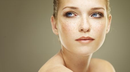 Macchie della pelle: la routine di bellezza per eliminarle