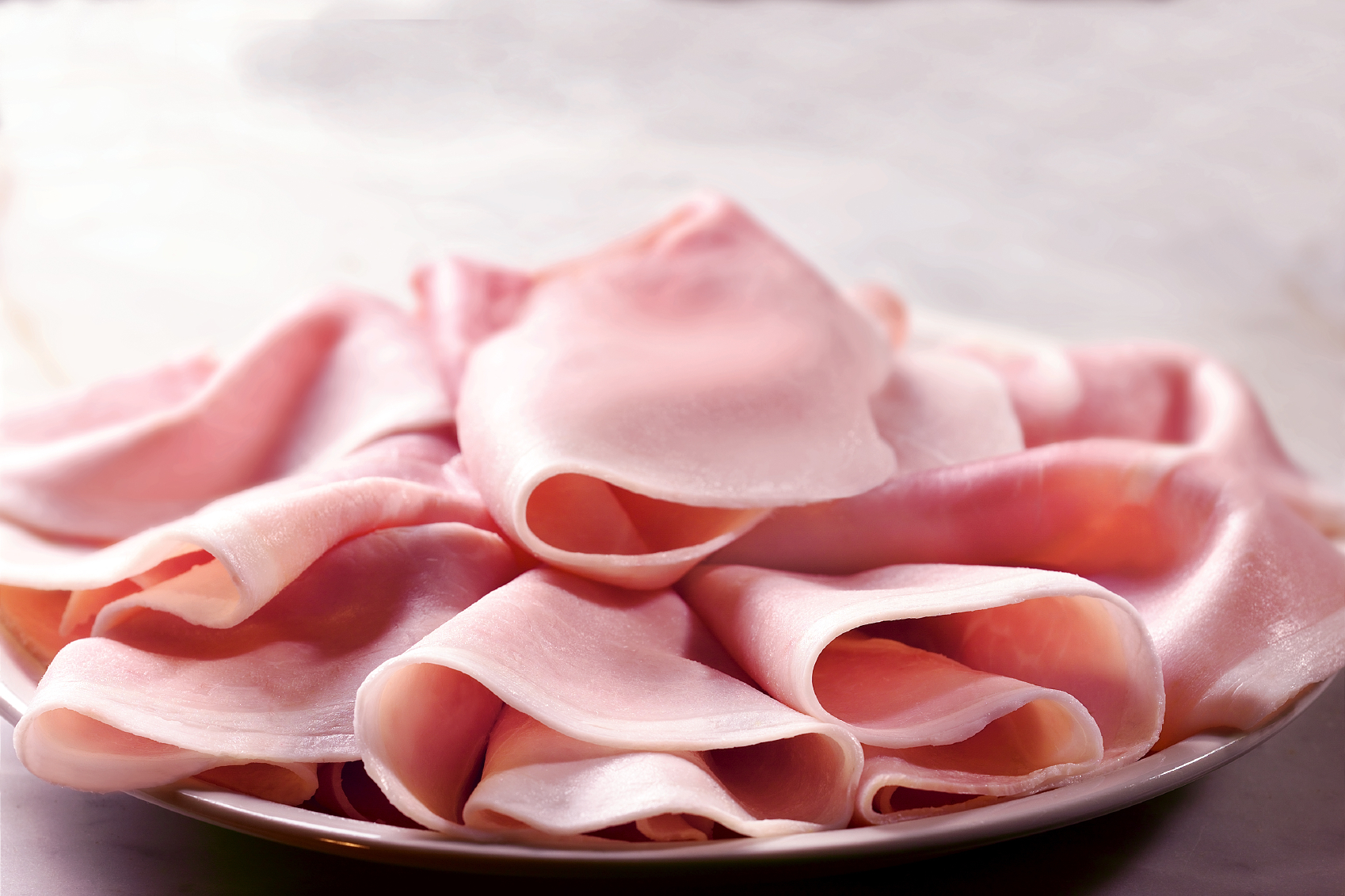 Mangiare prosciutto causa il tumore? Ecco la verità