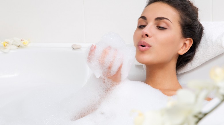 Un bagno rinfrescante ai fiori d'arancio. Gioca a sentirti un po' la regina Maria Antonietta che adorava profumare la sua pelle con la fragranza unica di questo fiore