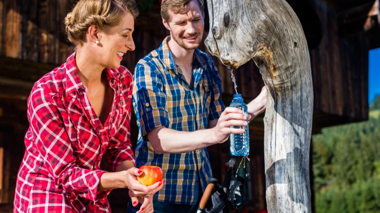 Una passeggiata sotto una distesa di meli, magari in Trentino Alto Adige, mentre il vento sparpaglia i petali bianchi, magari mano nella mano, o almeno con un guinzaglio in mano e un animale peloso al seguito