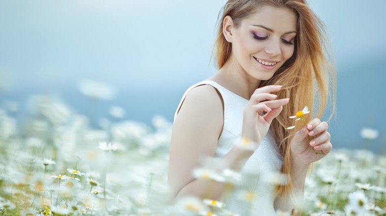 Un tuffo in un prato di fiori di campo, che non è un bagno di fieno, ma un bagno tra profumo di camomilla, tarassaco e menta selvatica. Se siete allergici, passate al punto 4