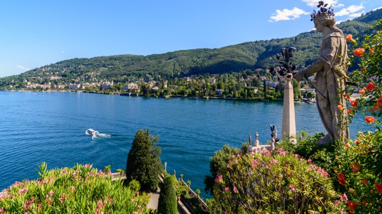 Un giro in battello tra le isole Borromee sul Lago Maggiore: un tripudio di colori e profumi di camelie, di protee, di glicini e di ibiscus. Per chi ama il Lago di Como, imperdibile è il giardino di Villa Carlotta a Tremezzo