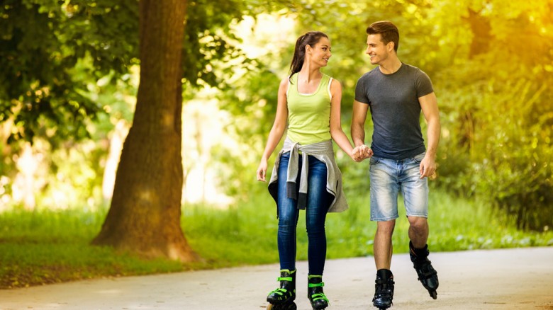 Portare a spasso i roller. Se il freddo li ha tenuti a riposo per la stagione invernale, è ora di tirarli fuori e di rollare: tutte le strade sono buone, a parte quelle con le buche, meglio sono quelle ombreggiate