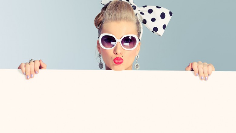 Scoprirsi. Non è una strategia di gioco, ma è alleggerire il guardaroba e renderlo ricco di nuance un po' leggere e anni Cinquanta che piacciono molto alle nostre nonne. A loro non importa se poi ti metti il sandalo gladiator o lo stivale da cowboy