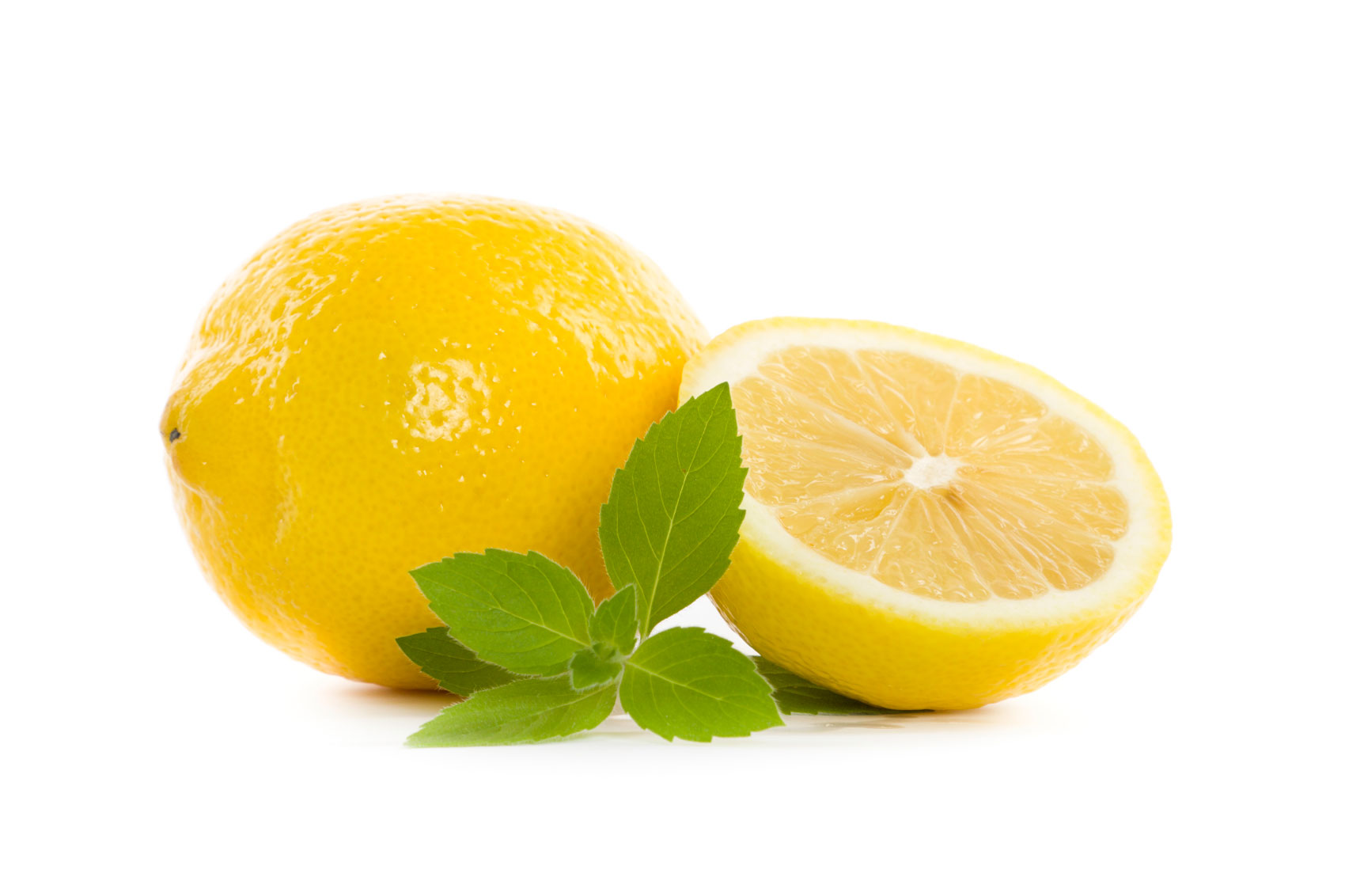 Acqua per capelli al limone: la ricetta fai da te con oli essenziali Acqua per capelli al limone: la ricetta fai da te con oli essenziali