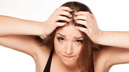 donna preoccupata per i suoi capelli