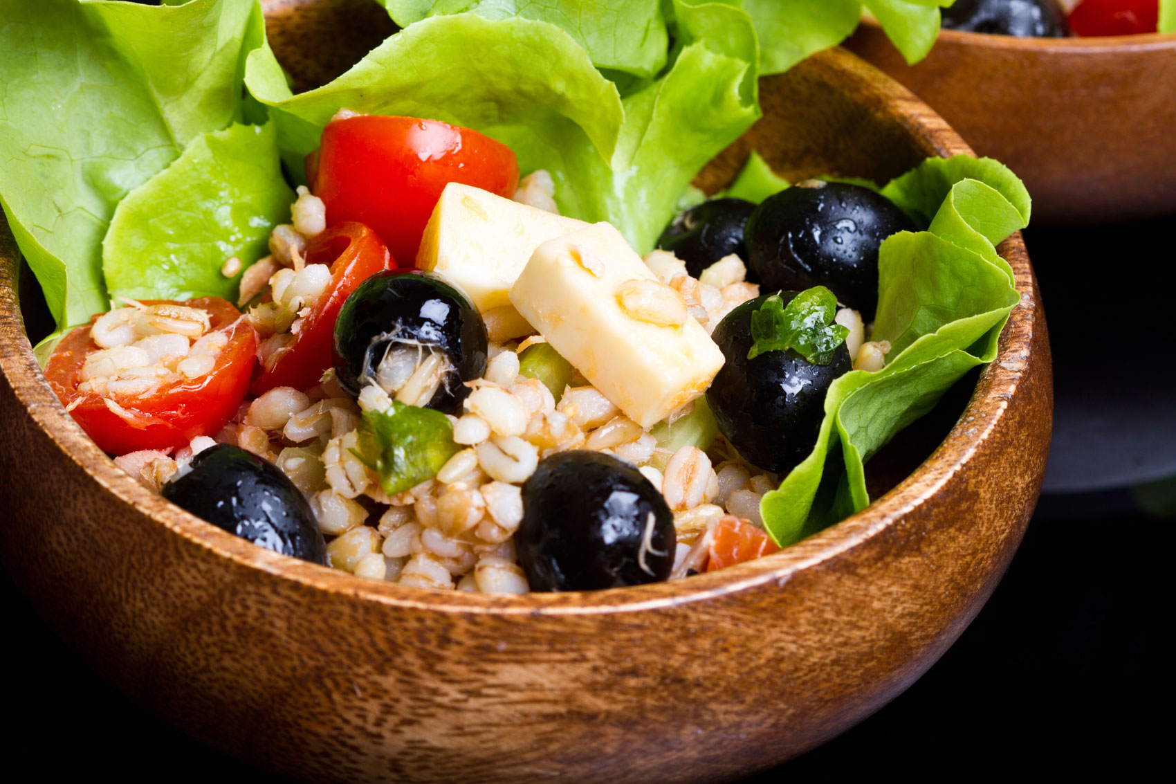 Insalata di cereali misti con Emmentaler e olive nere – La ricetta