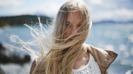 donna con capelli lunghi biondi mossi dal vento