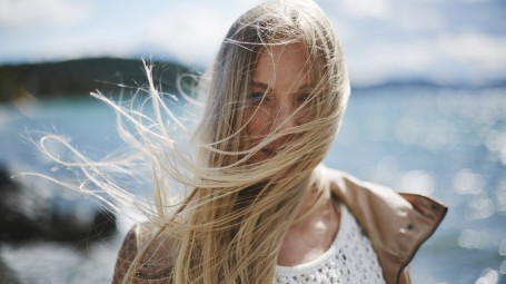 donna con capelli lunghi biondi mossi dal vento