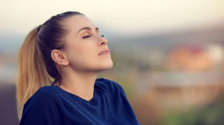 donna in relax respira profondamente