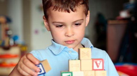 bambino che gioca con cubi di legno