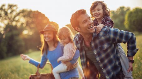 famiglia, 2 bambini, felici in un campo