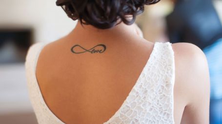 tatuaggio di infinito su schiena femminile