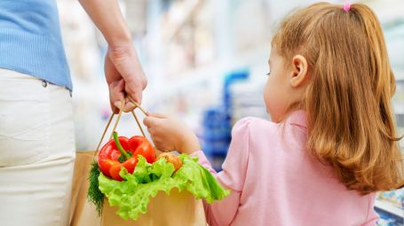 mamme e figlia di spalle fanno la spesa