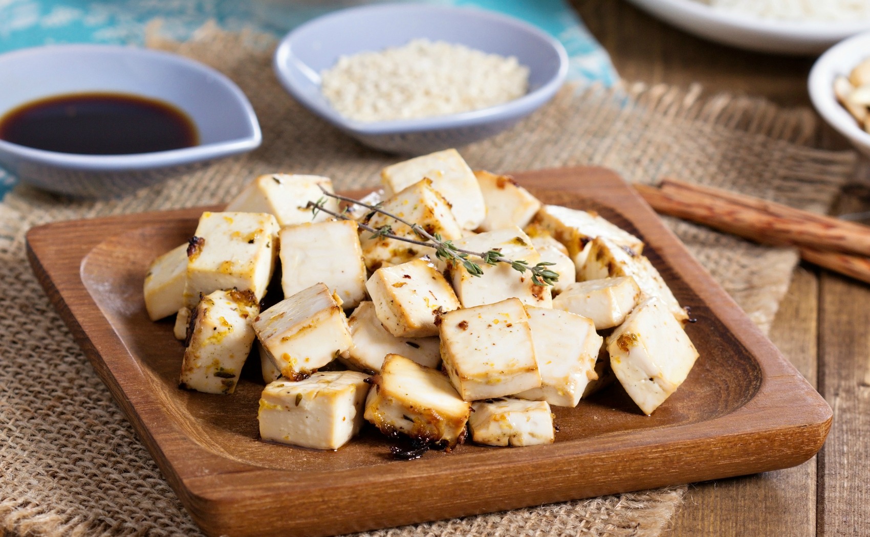 Что можно приготовить из сыра тофу. Вкусный японский сыр. Тофу в корзинке. Как приготовить тофу в масле со специями.