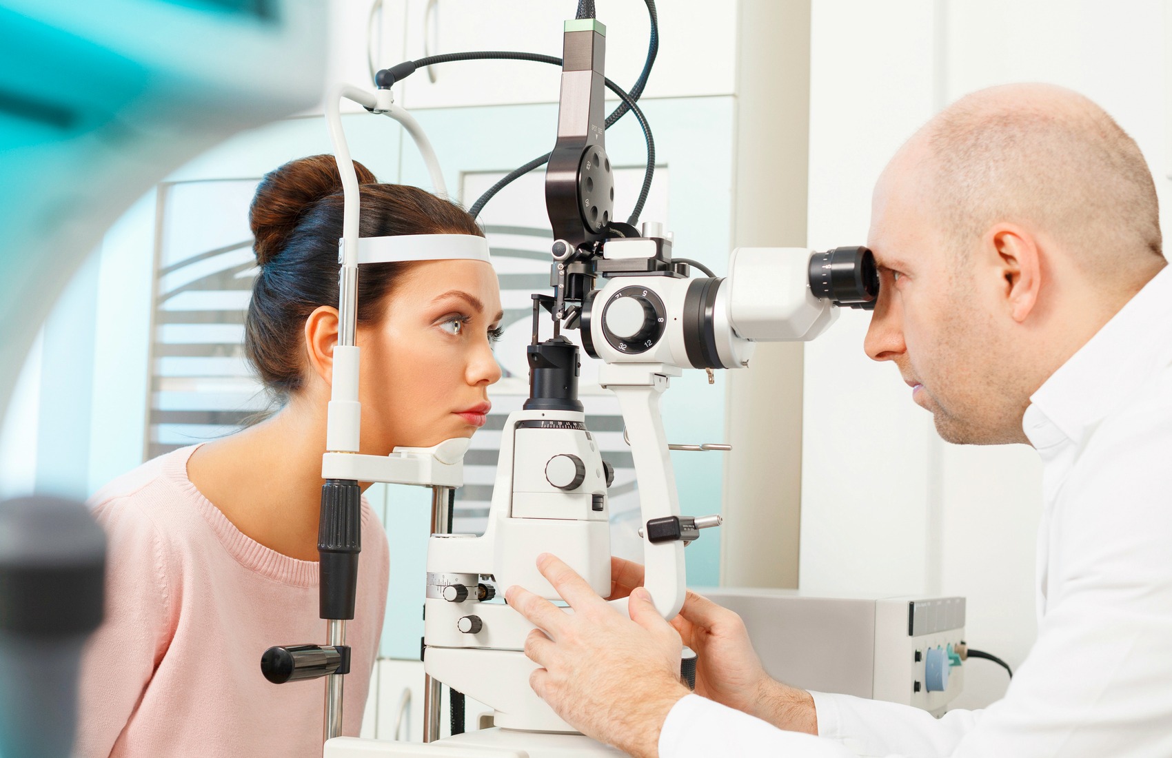 Беременна окулист. Обследование глаз. Окулист обследование. Осмотр офтальмолога. Компьютерная диагностика зрения.