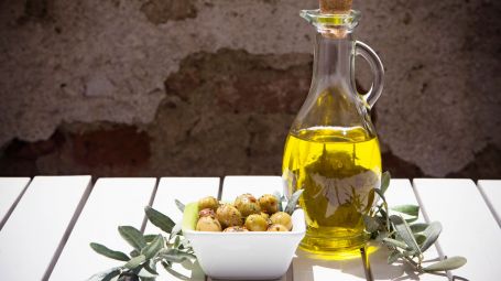 bottiglia di olio d'oliva con olive