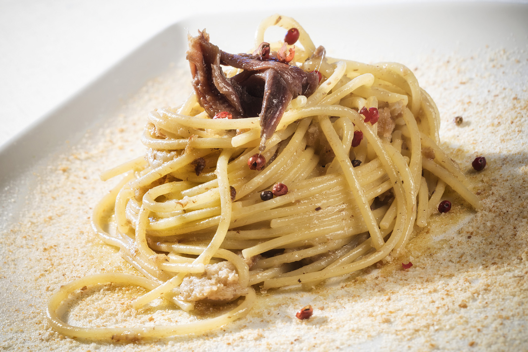 Spaghetti con acciughe e mollica di pane – La ricetta