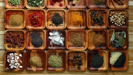 semi e spezie in contenitori di legno presi dall'alto
