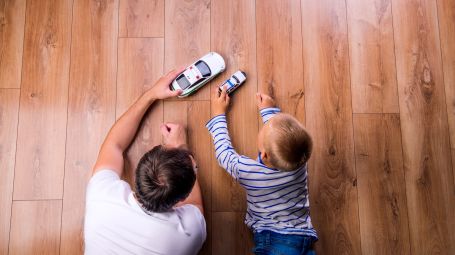 padre e figlio giocano