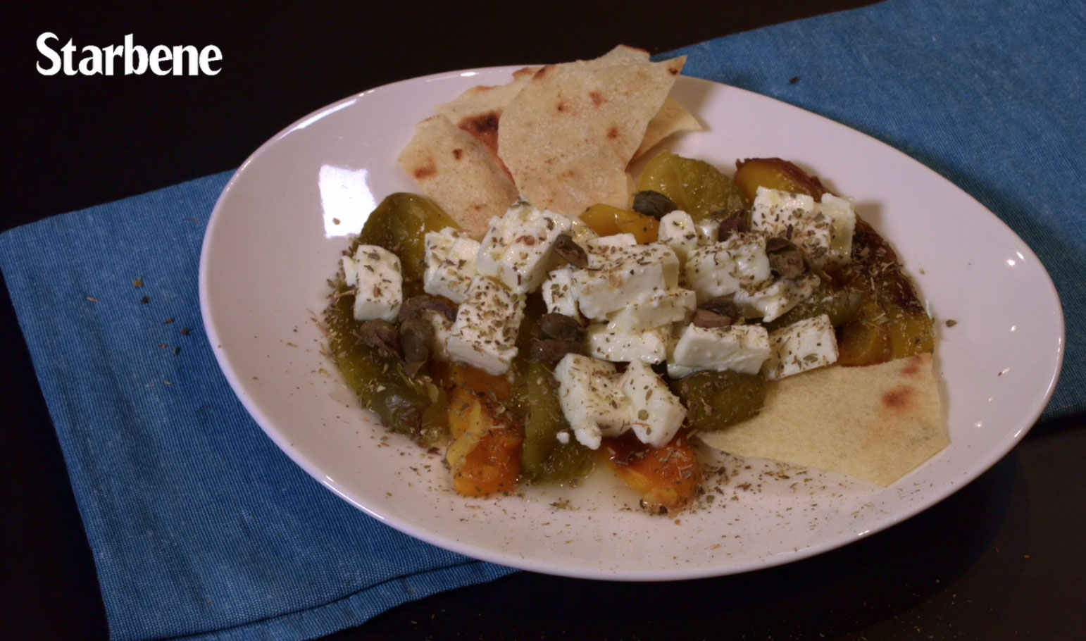 Insalata di feta con peperoni verdi e gialli e pane carasau – La video ricetta